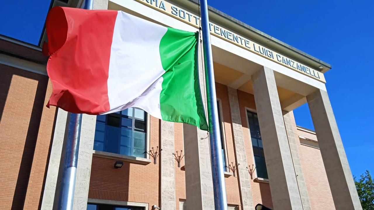 Bandiere a mezz'asta per ricordare il Tenente Gino