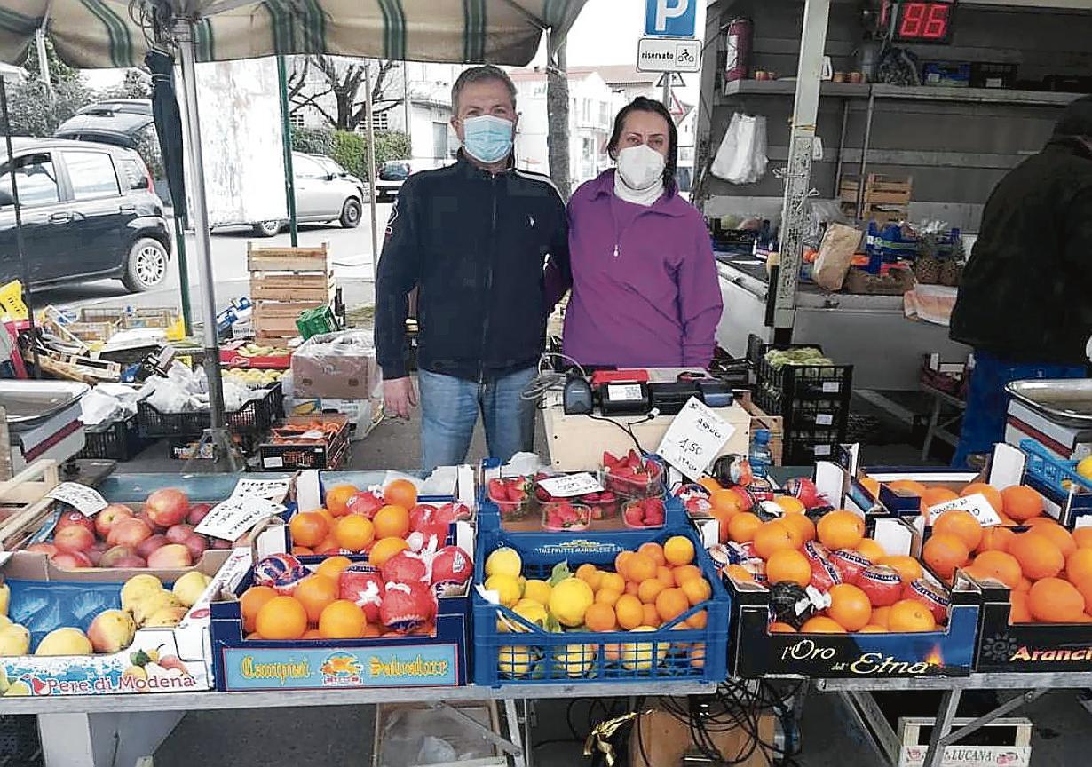 Nello e Cinzia Del Basso, i genitori di Leonardo,  al loro banco di frutta e verdura