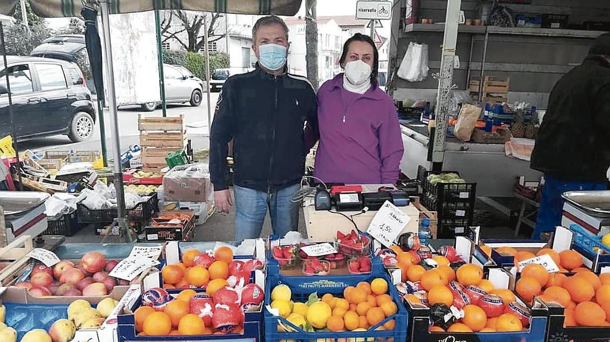 Nello e Cinzia Del Basso, i genitori di Leonardo, al loro banco di frutta e verdura
