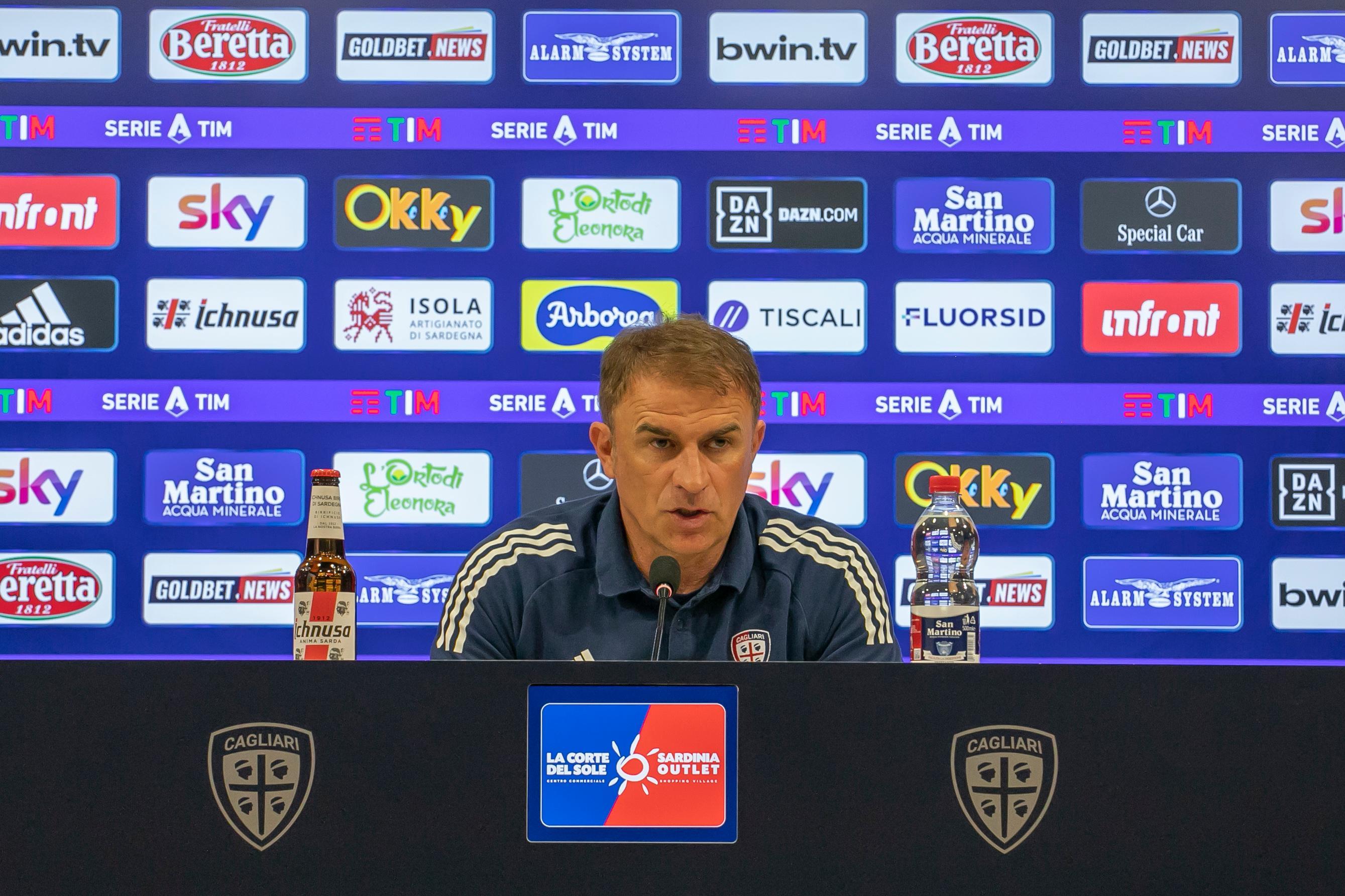 Leonardo Semplici durante la conferenza stampa di oggi (foto cagliari calcio)