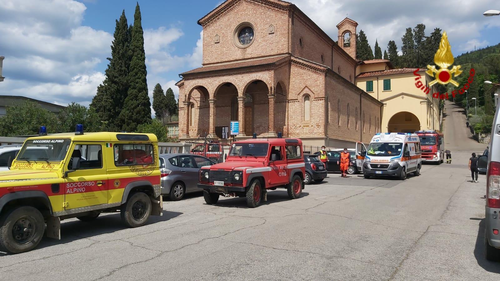 Le squadre di vigili del fuoco, Soccorso alpino e ambulanza radunate ai Cappuccini durante il doppio intervento in Calvana