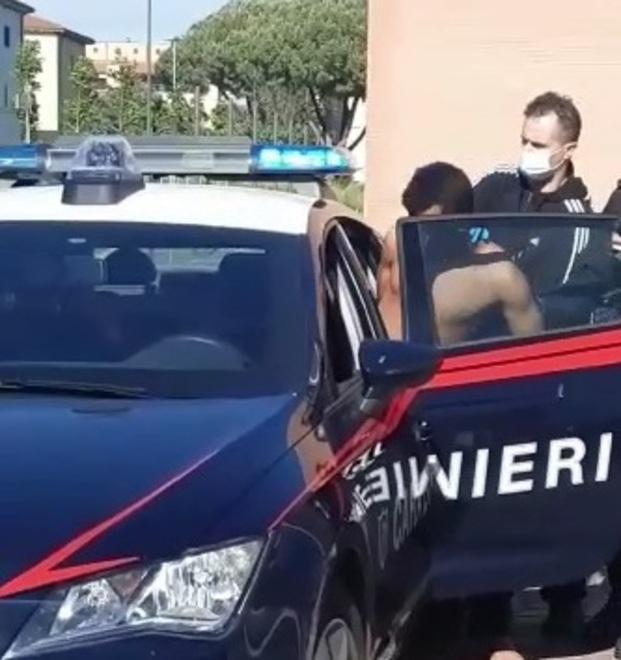 Follia in piazza Saragat, in carcere il giovane che ha aggredito e terrorizzato i vicini 