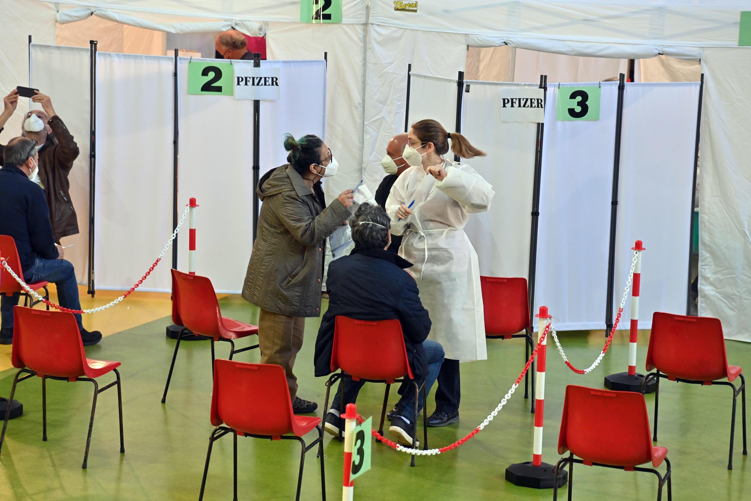 Sulla Nuova in edicola domenica 9: Sardegna arancione, è ancora polemica 