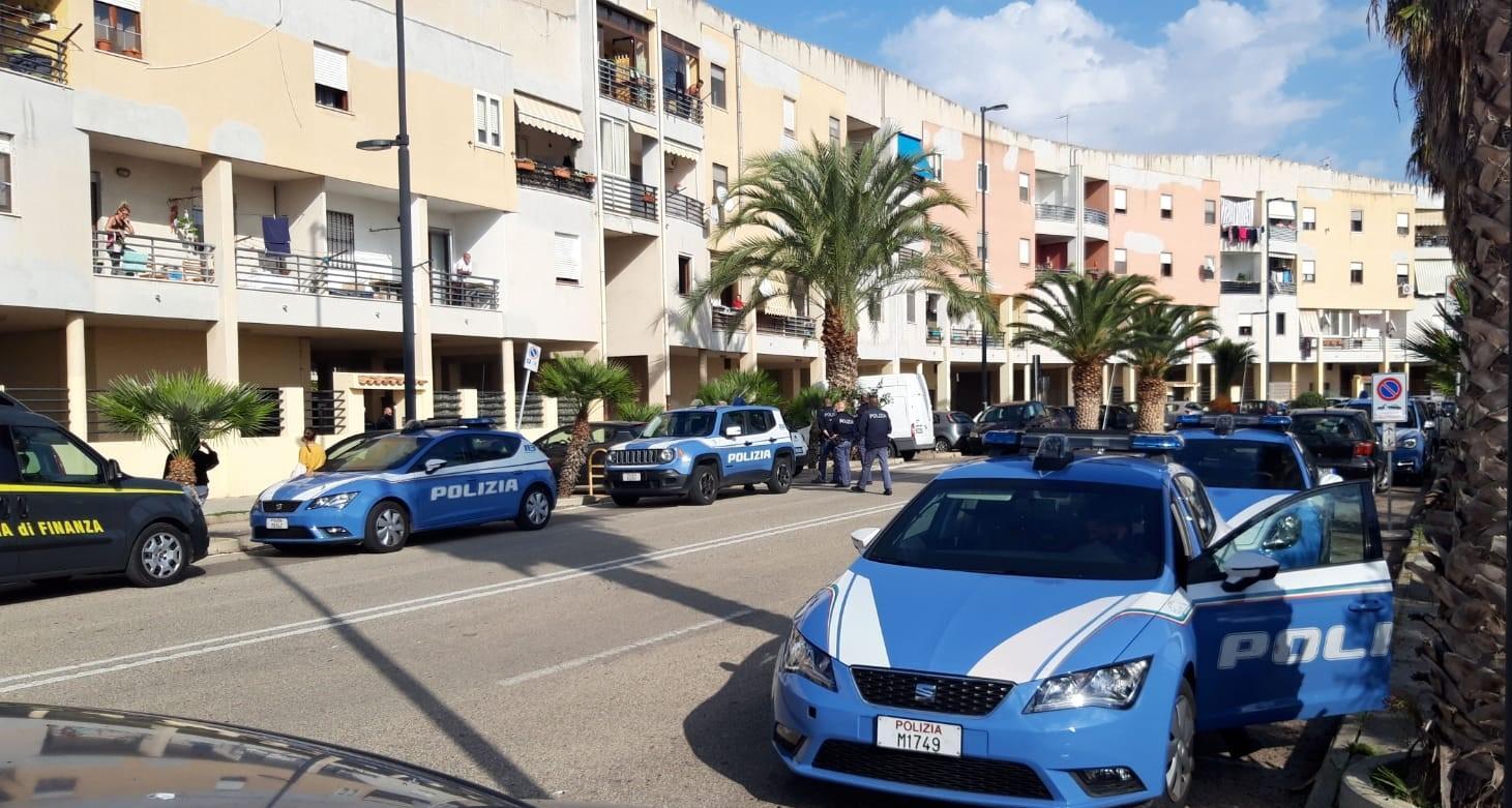 Cagliari, le rispettive compagne litigano e loro si affrontano con bastone e fucile subacqueo