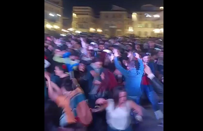 Firenze, a centinaia in piazza Santa Croce contro il coprifuoco. Il Comune: "Multe in arrivo"