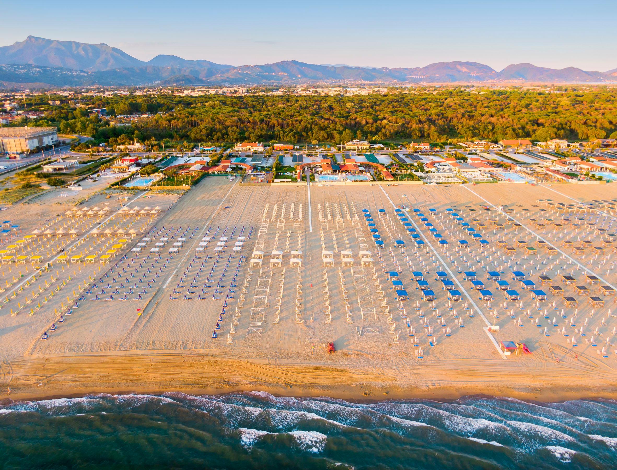 Una spiaggia in Versilia (foto Fabio Muzzi)