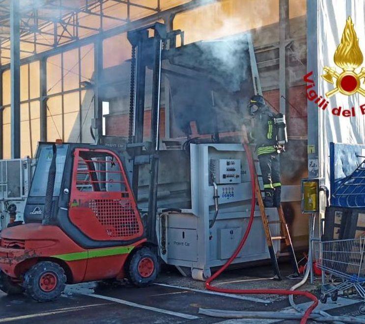 Va a fuoco macchinario per compattare la carta nell’Ecocentro di Alia a Pescia 