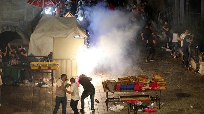 Gerusalemme: ripresi scontri, 50 palestinesi feriti