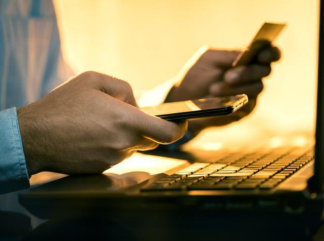 «Vengo e taglio la gola alla tua famiglia» Minacciato un informatico della Piana 