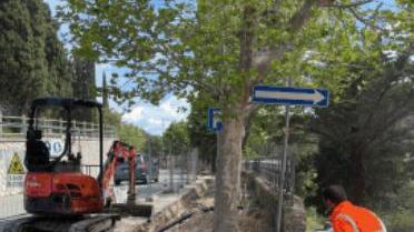 Prende forma il nuovo marciapiede in via Sassetta