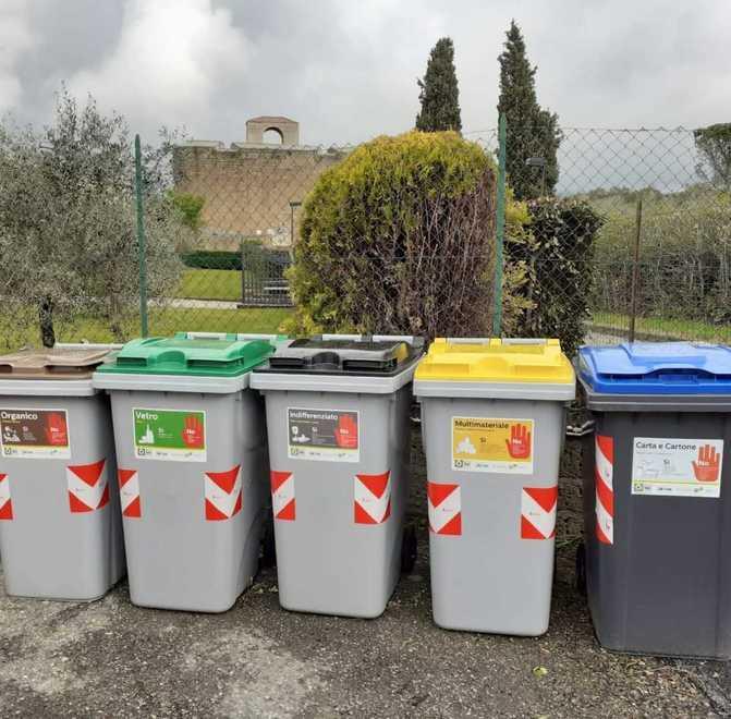 Rifiuti, stop porta a porta La differenziata ora si fa con i cassonetti stradali 