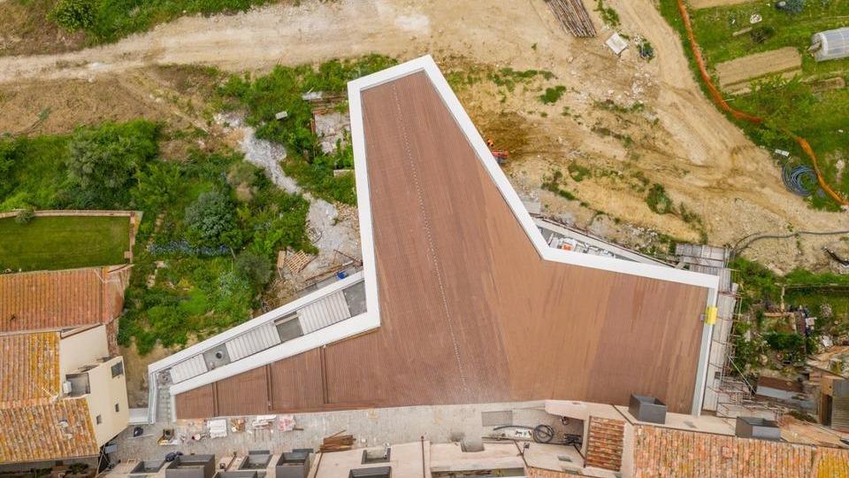 Gru smontata, sarà l’estate del Palazzo senza Tempo