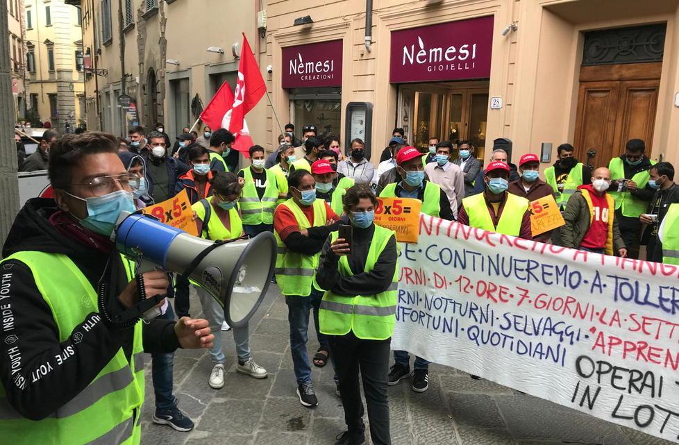 Il ministro “dribbla” gli operai della Texprint