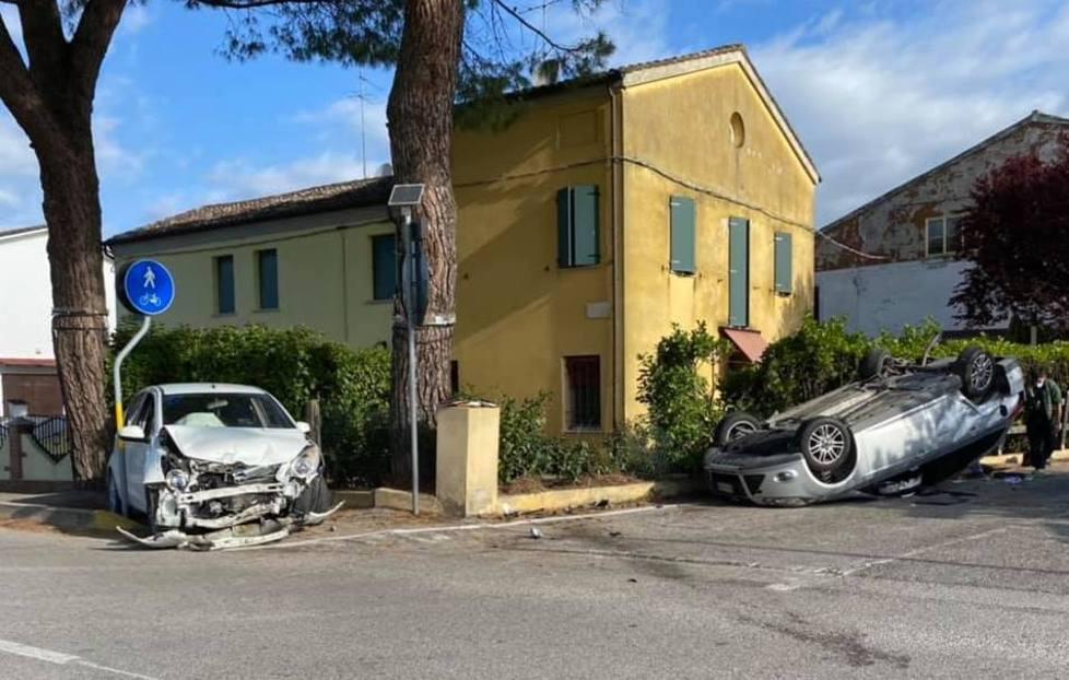 Schianto tra auto all’incrocio «Basta, serve un semaforo»