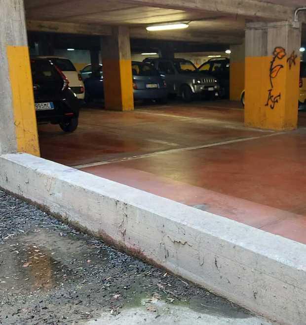 Sporcizia e degrado nel parcheggio a due passi dal centro 