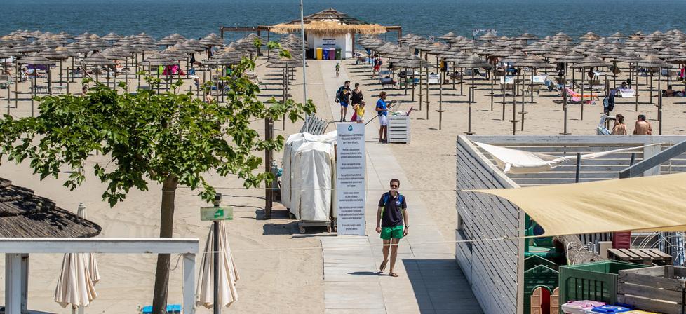 Erosione e ombrelloni Per i Bagni più colpiti si riducono le distanze 