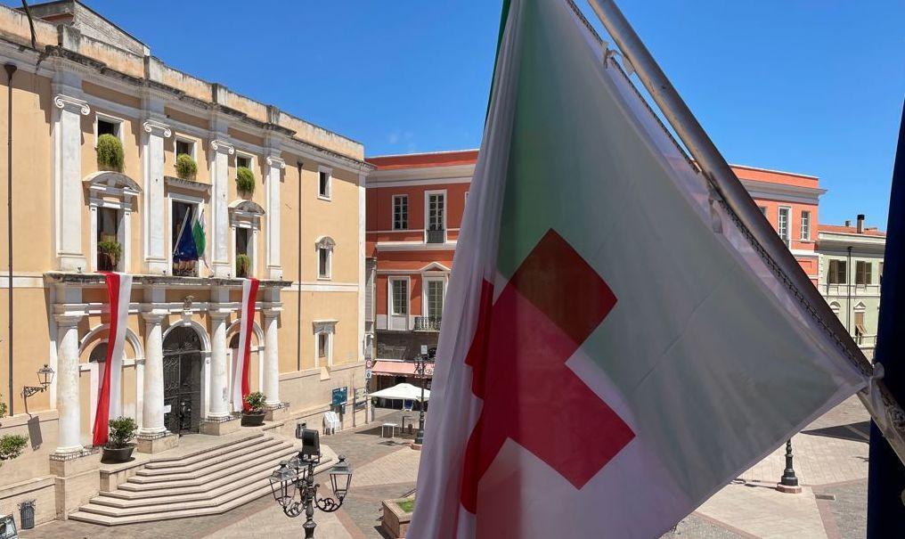 Eleonora illuminata per celebrare la Croce Rossa