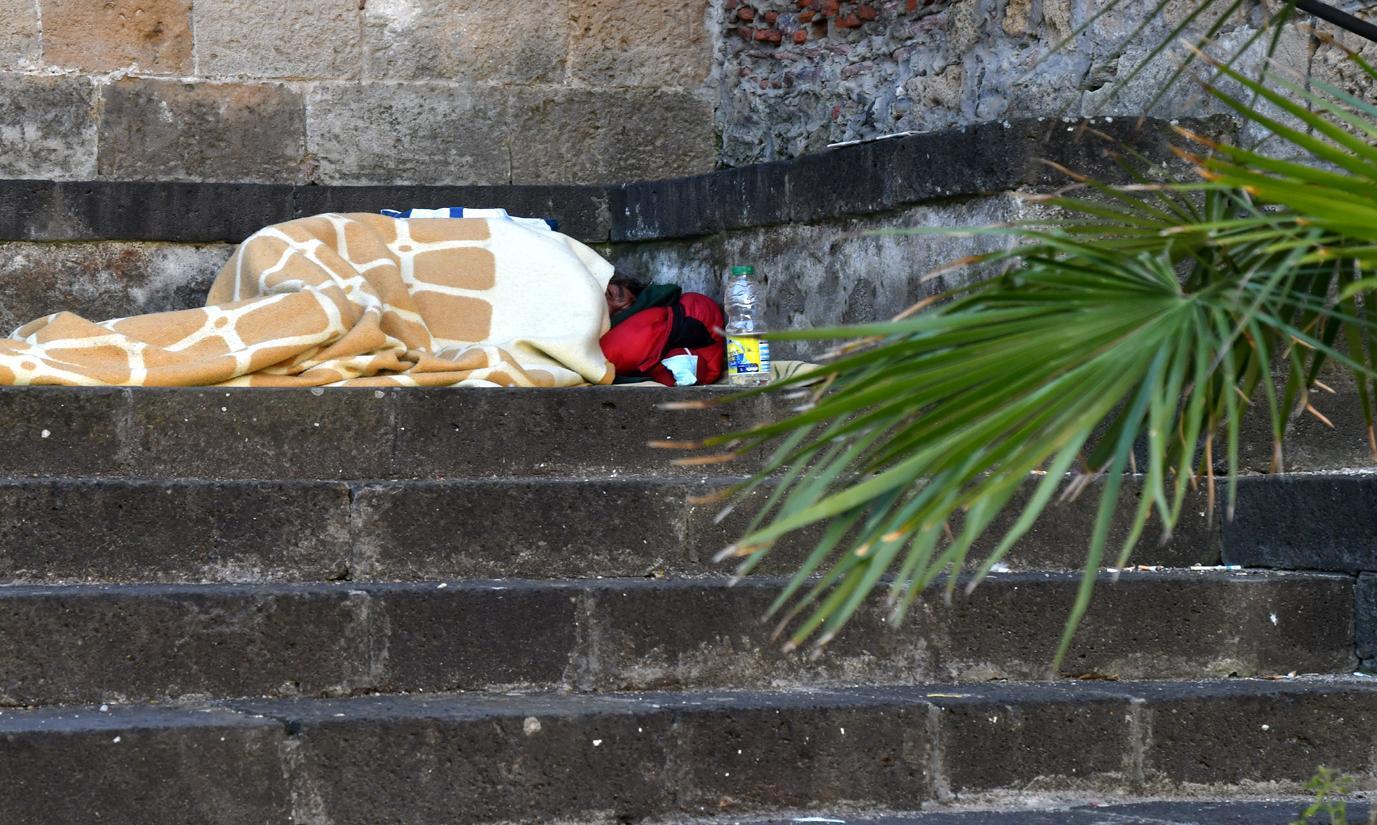 E per giaciglio le scale di una chiesa