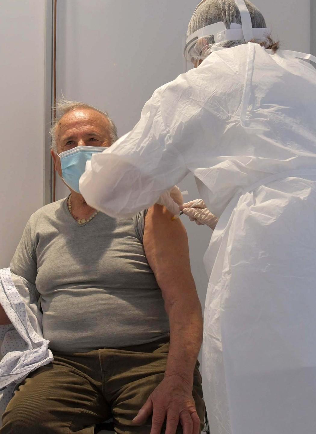 L’opposizione ai cittadini: «Ora vaccinatevi» 