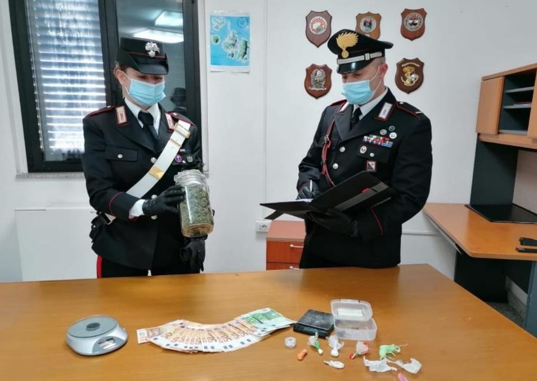 Blitz antidroga in un appartamento, arrestati due fidanzati