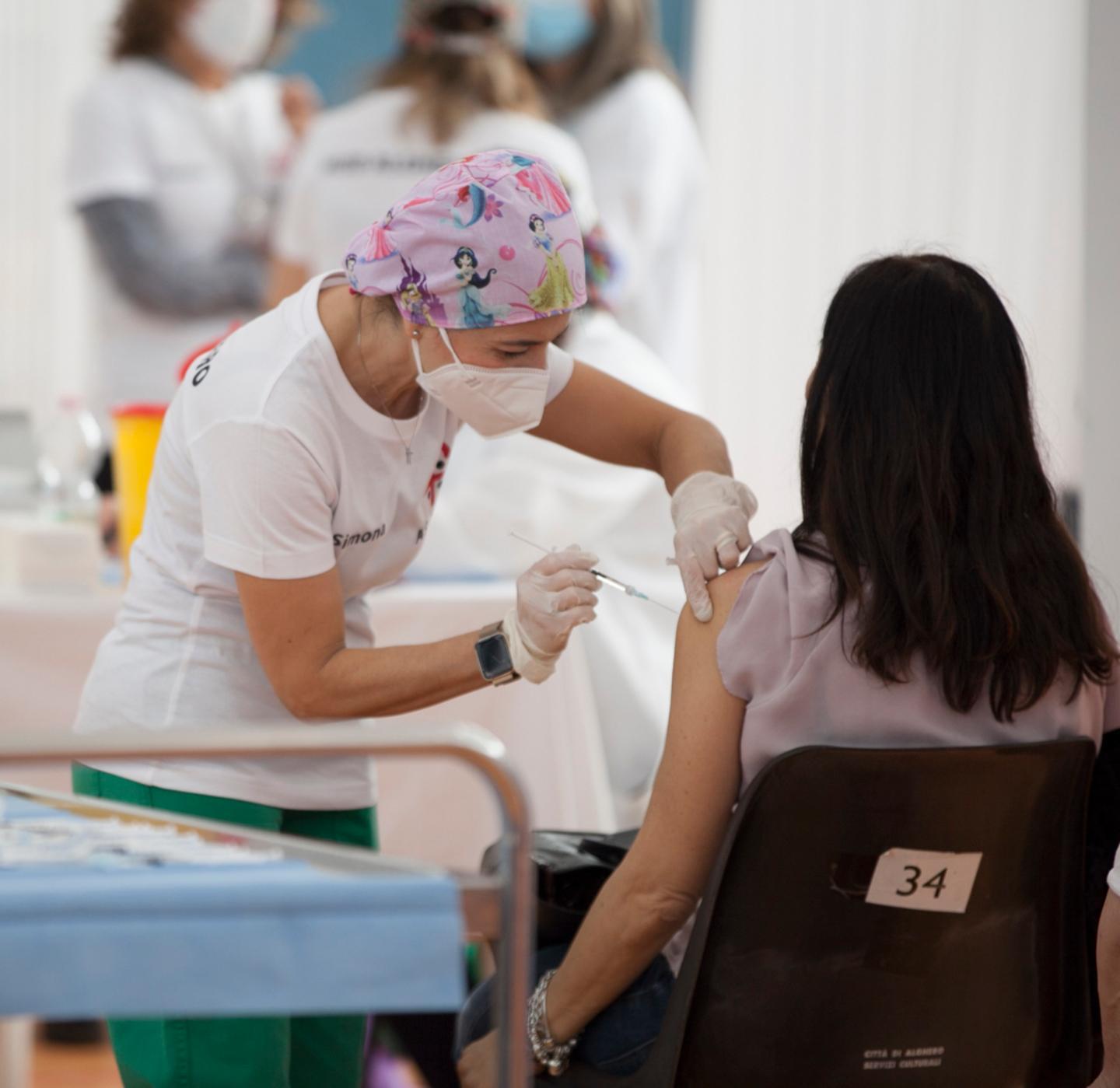 Calano i positivi, avanti con i vaccini 