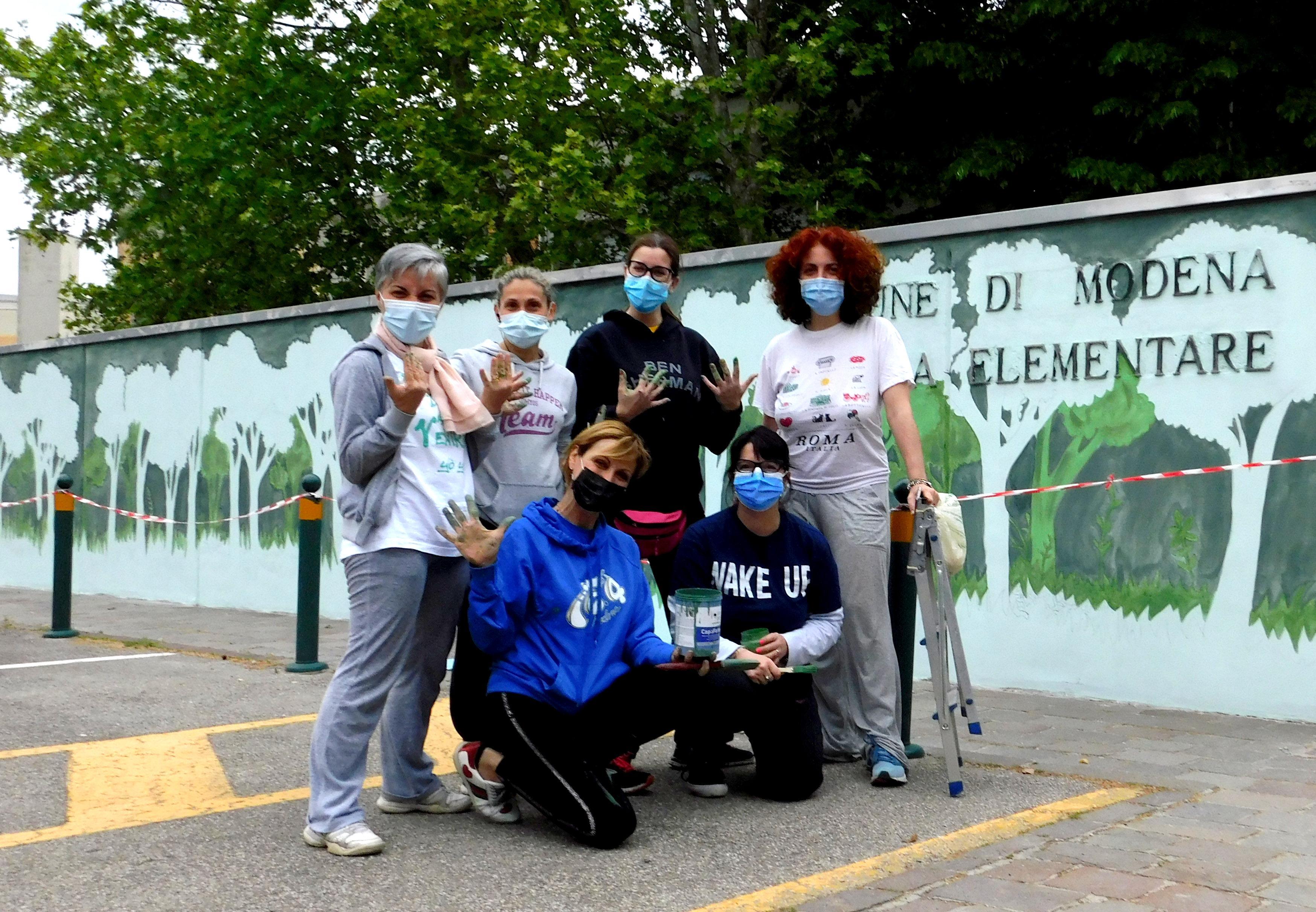 Modena Una foresta appare sul muro di scuola Addio al grigiore alle Saliceto Panaro