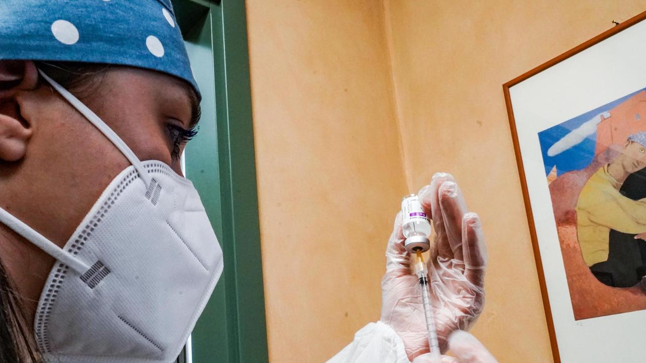 Vaccini in Toscana, over 60: intesa coi medici di famiglia. Come cambia il meccanismo di prenotazione