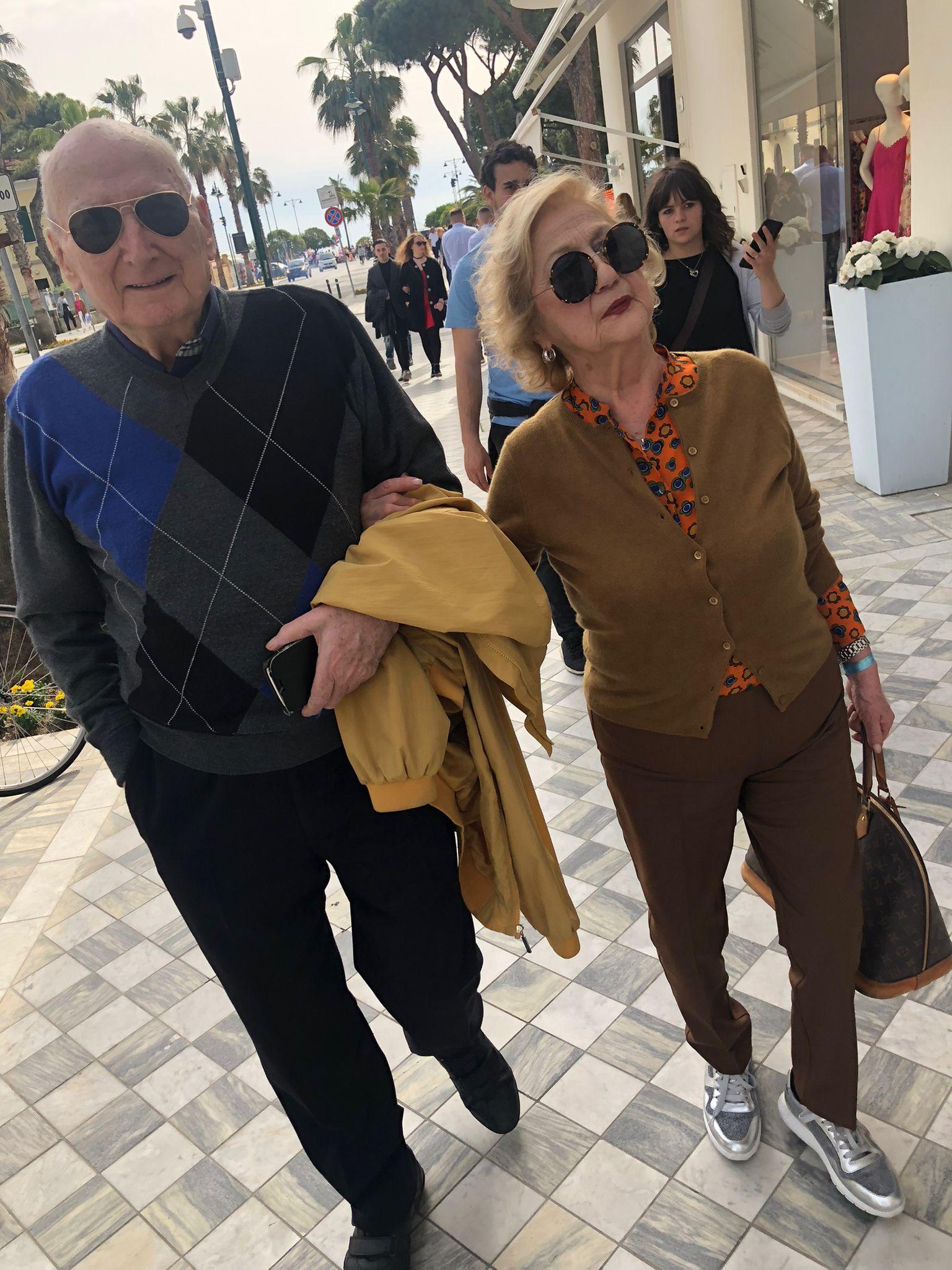 Una bella foto di Luciano e della moglie Margherita a passeggio