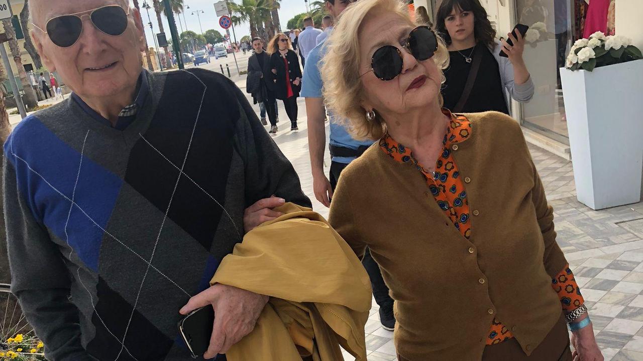 Una bella foto di Luciano e della moglie Margherita a passeggio