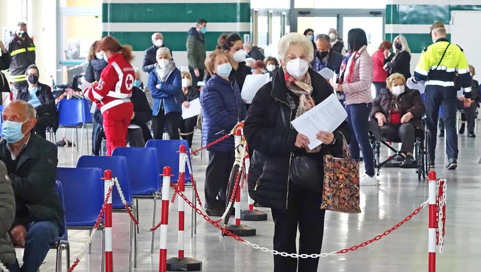 Cittadini in attesa del proprio turno per vaccinarsi alla Cattedrale in una immagine d’archivio (Foto Gori)