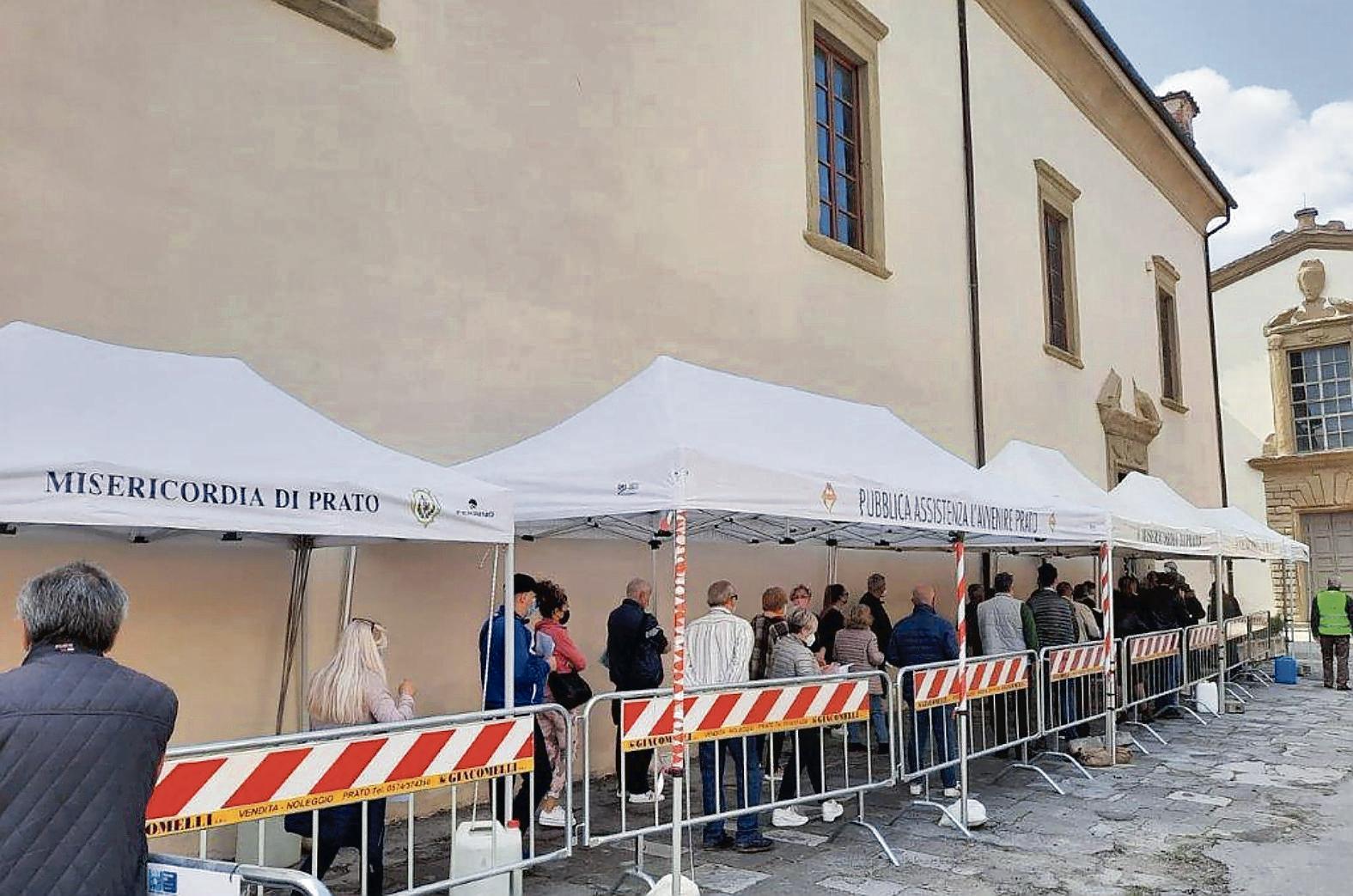 La coda dei sessantenni sabato mattina in attesa della prima dose di vaccino