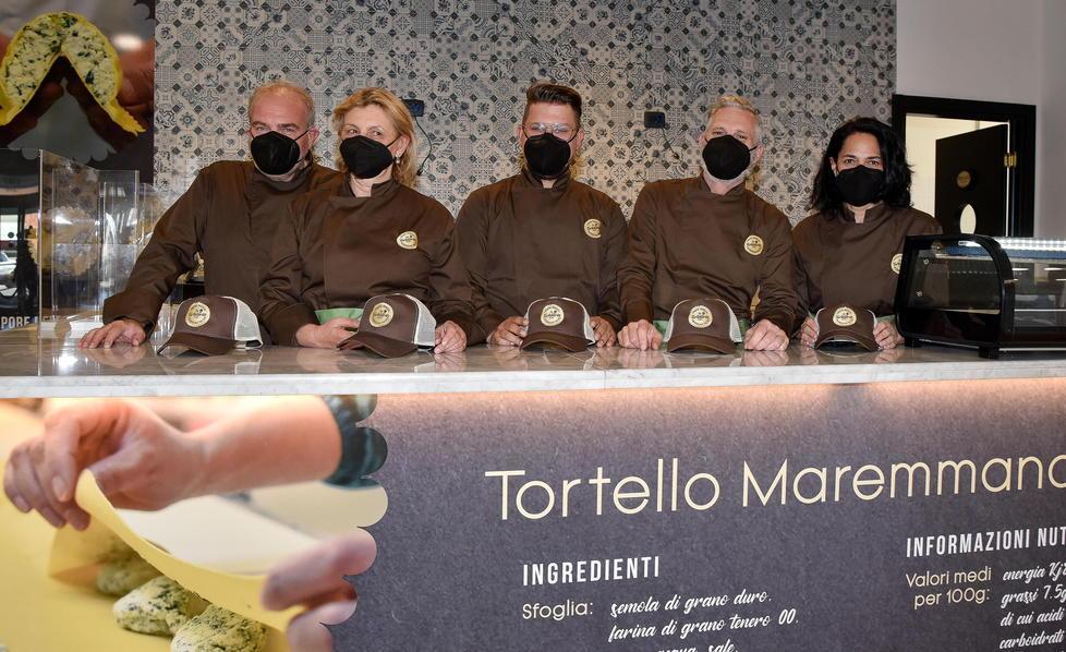 Roberto Delli (il primo da sinistra) con il suo staff alla Tortelleria del centro commerciale Aurelia Antica