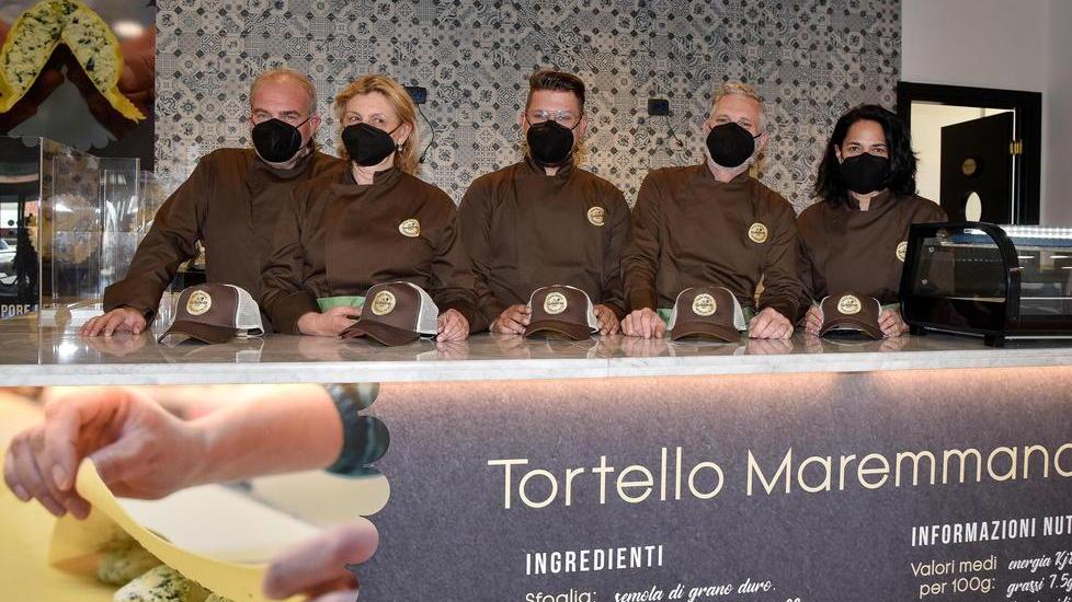 Roberto Delli (il primo da sinistra) con il suo staff alla Tortelleria del centro commerciale Aurelia Antica