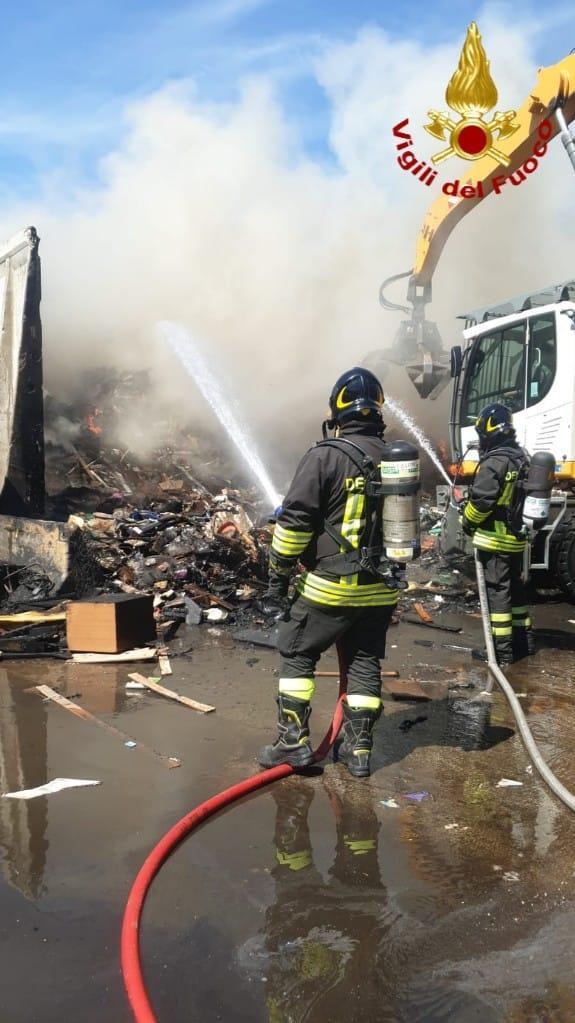 Incendio alla stazione ecologica del Picchianti, la Protezione Civile: "Tenete chiuse le finestre"   