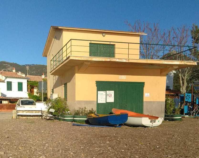“Baracca” ai sub e scatta la polemica: «Perché non darla a realtà del luogo?» 
