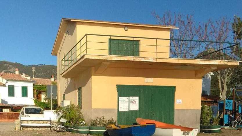 “Baracca” ai sub e scatta la polemica: «Perché non darla a realtà del luogo?»