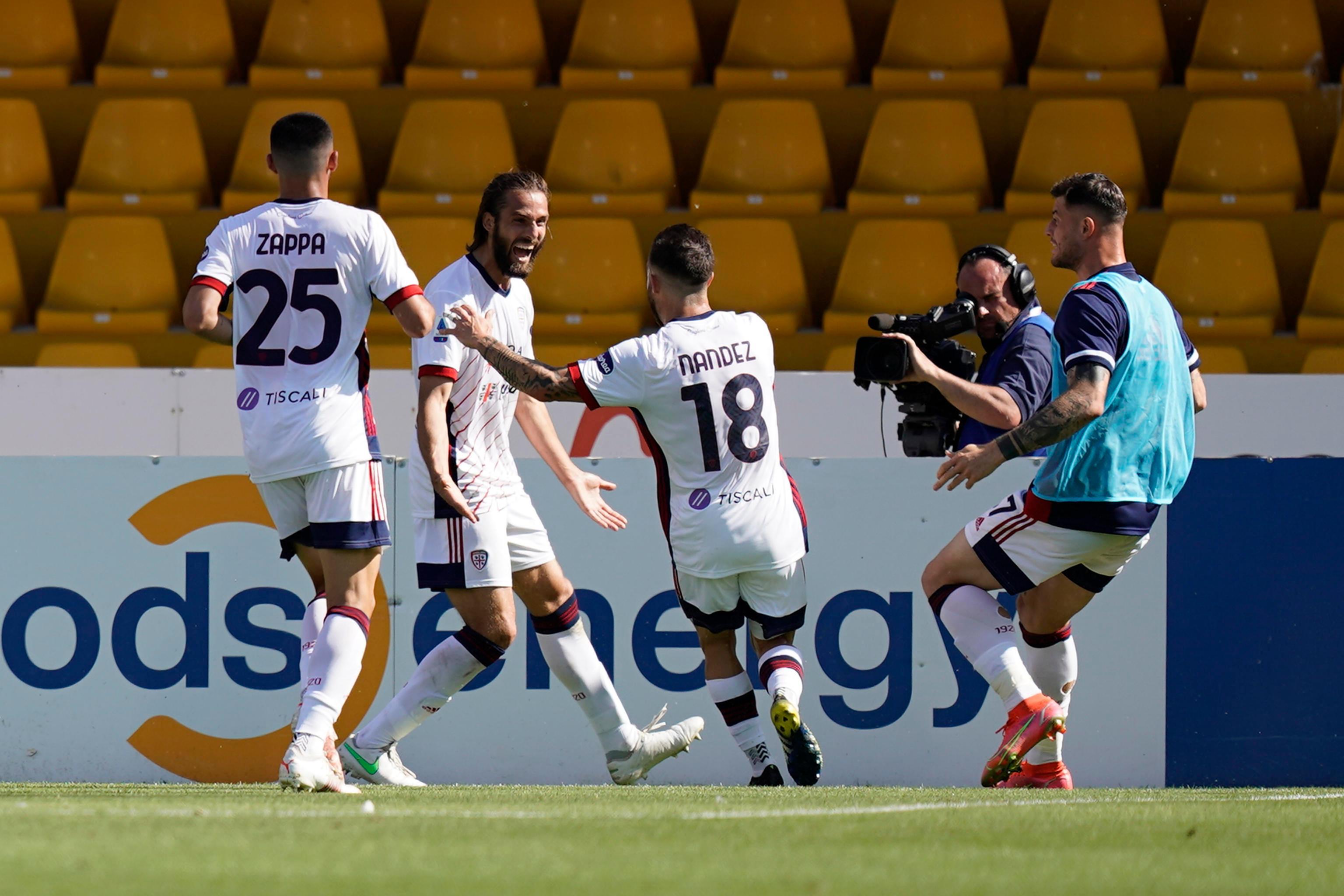 L'esultanza dei rossoblù dopo il 2-1 di Pavoletti che ha spianato la strada verso il successo