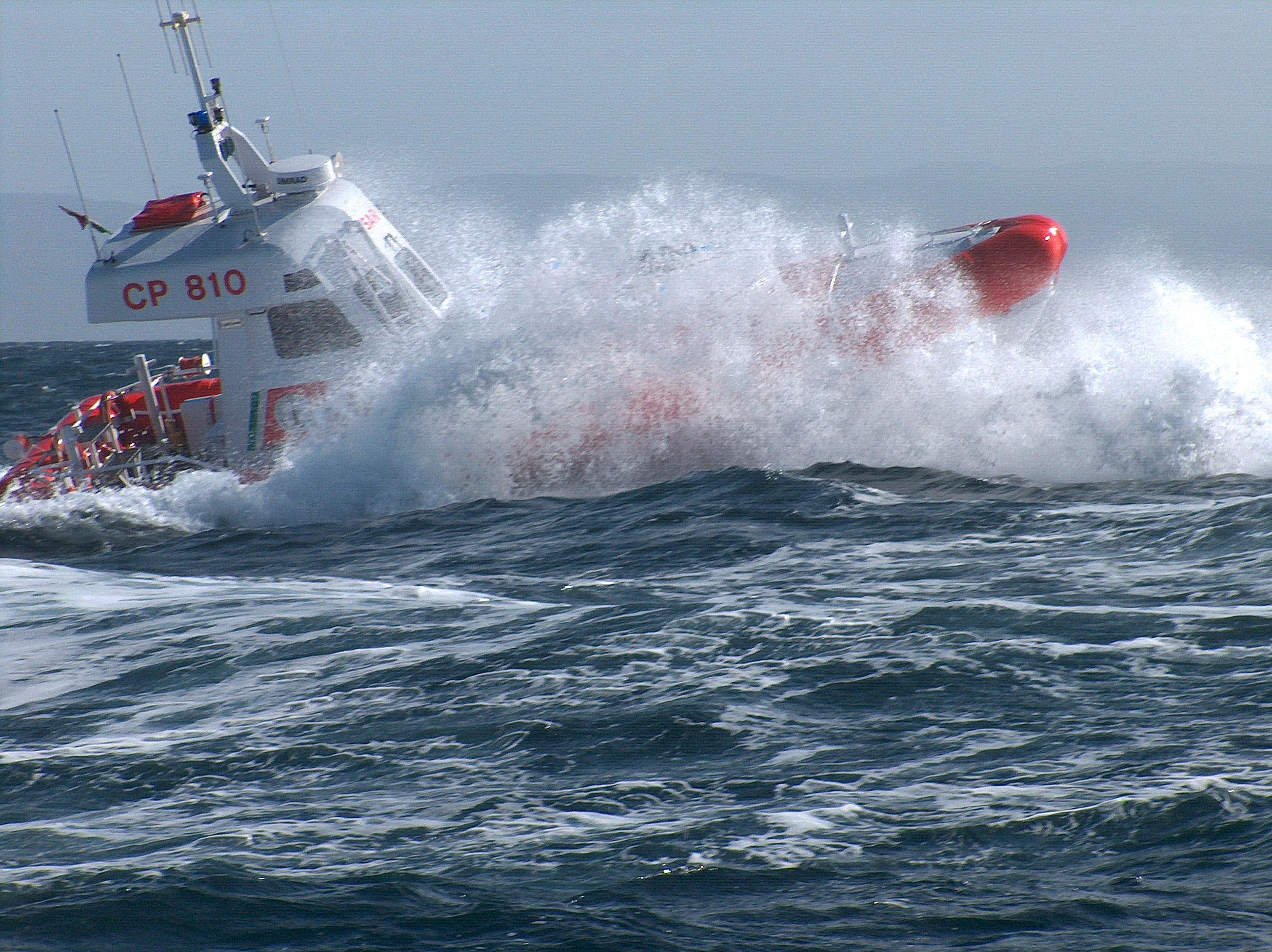 Padre e figlie in pericolo nel mare di Pistis, salvati dalla guardia costiera