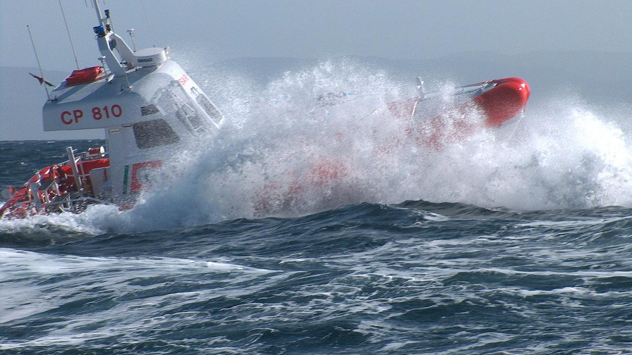 Padre e figlie in pericolo nel mare di Pistis, salvati dalla guardia costiera