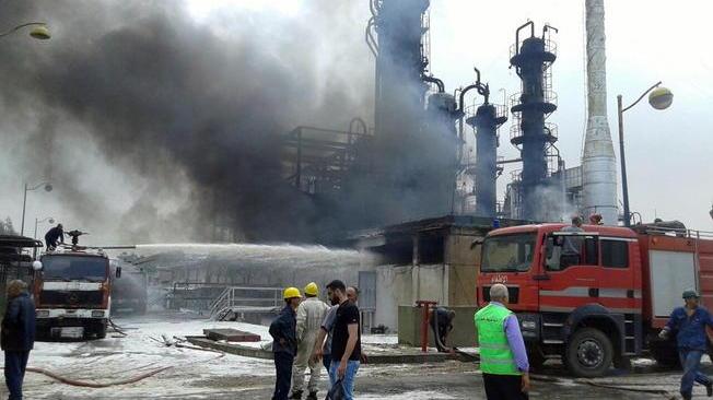 Siria: enorme incendio in una raffineria di petrolio a Homs