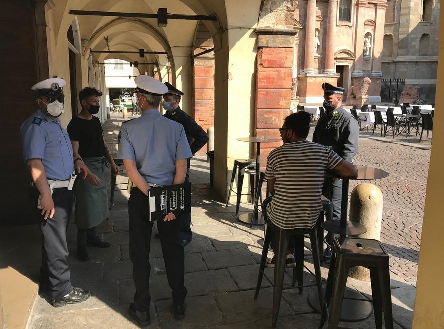 Reggio e il coprifuoco: «Non è il momento di abbassare la guardia» 