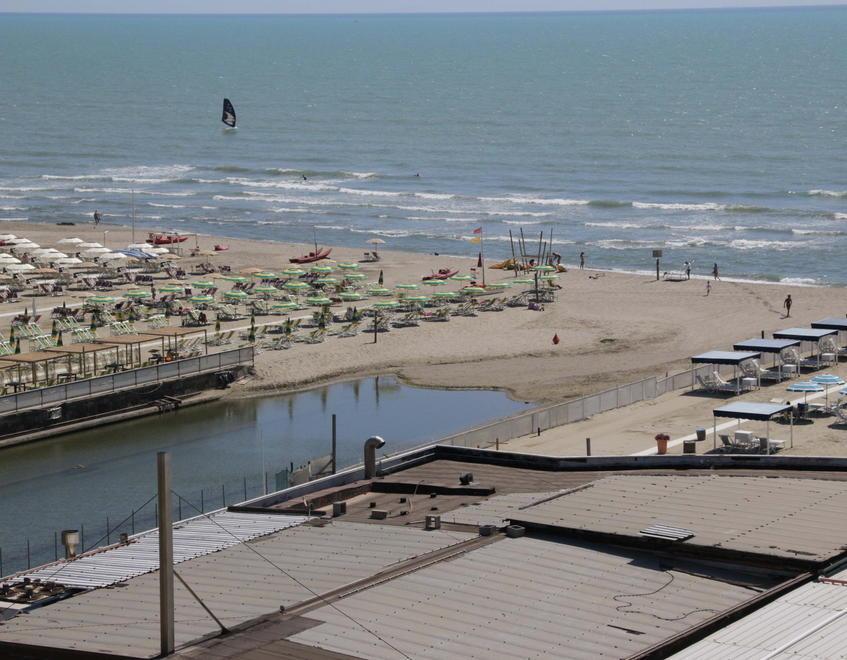 Sfuma il sogno dei tubi salva-mare in Versilia: ancora un’estate appesa ai divieti 
