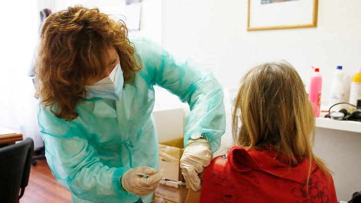 Modena. Vaccini, summit tra medici di base e Ausl «Per i 50enni servirà tutta l’estate»