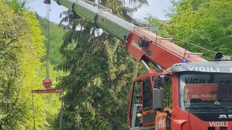 Cade nel canalone con l’auto