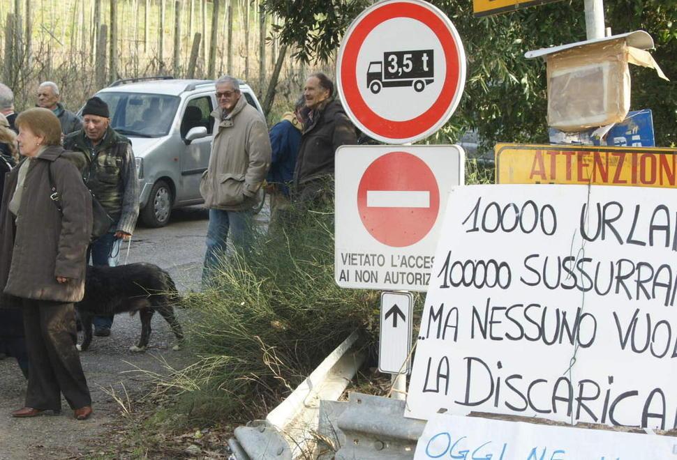 Catena umana di due chilometri contro la discarica del Limoncino 