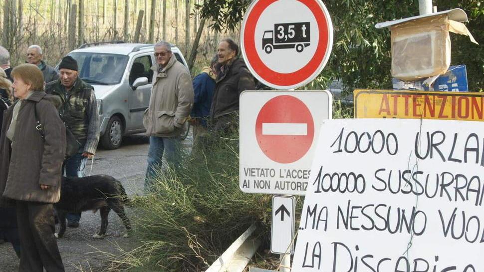 Catena umana di due chilometri contro la discarica del Limoncino