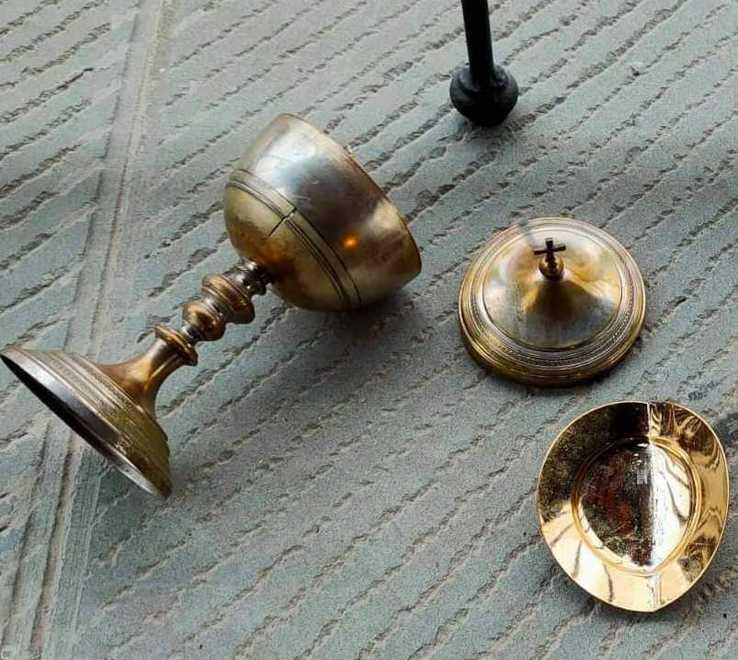Arredi sacri per le ostie gettati nel burrone vicino alla chiesa 