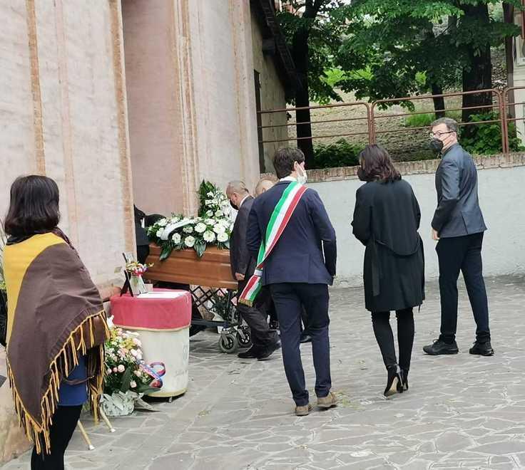 Picchetto d’onore dei carabinieri per l’ultimo saluto a Ester Lusetti 