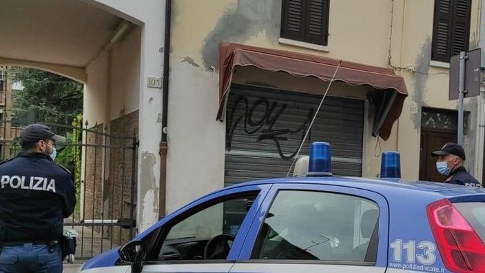 La Polizia stanga il “furbone” della movida di piazza Ariostea