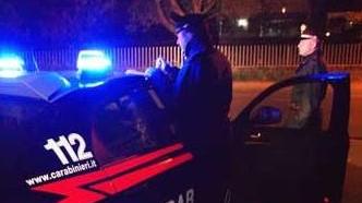 Bimba sola in strada di sera Nei guai la mamma e la sorella